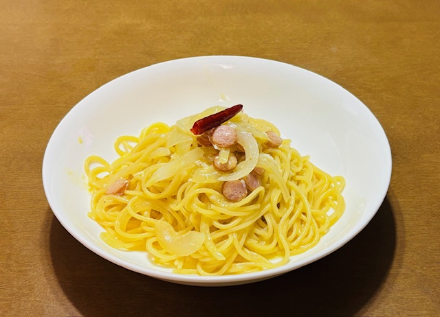 ペペロンチーノとカルボナーラのいいとこ取り！その名もペペロンナーラ